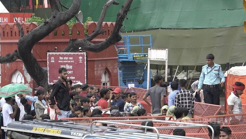 印度總理莫迪（Narendra Modi）在紅堡（Red Fort）發表獨立紀念日演說，當地因此實施安全管制，管制持續到晚間，若干民眾冒雨爬上圍牆想一睹盛況，受到警察勸阻。中央社實習記者陳徹新德里攝 114年8月15日