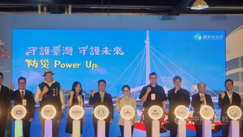 副總統蕭美琴（右5）15日在高雄出席守護台灣探險記暨國家防災日系列活動，並為開幕儀式記者會點燈。中央社記者洪學廣攝　114年8月15日