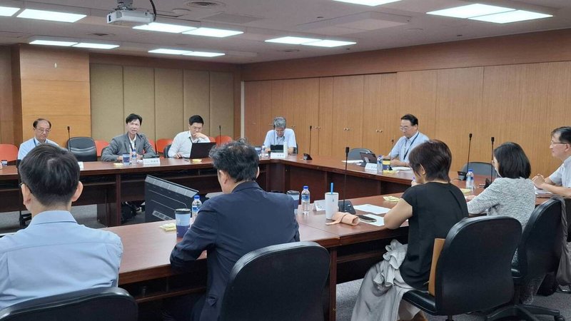台北大眾捷運股份有限公司成立子公司北捷遊憩事業股份有限公司，專營小巨蛋、兒童新樂園及貓空纜車事業，首任總經理由曾任台北101觀光旅遊事業處總監的邱健吾（後左2）出任，15日上任。（北捷遊憩事業公司提供）中央社記者陳昱婷傳真  114年8月15日