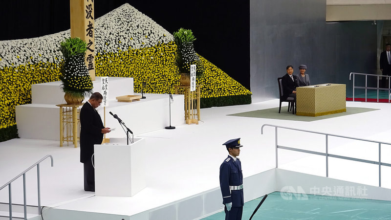 時值二戰終戰80週年，日本首相石破茂（左）15日在日本武道館舉辦的「全國戰歿者追悼式」致詞表示，「絕不能再走錯誤道路，必須再次將那場戰爭的反省與教訓深刻銘記於心」。日皇德仁（右2）、皇后雅子（右1）也出席儀式。中央社記者楊明珠東京攝　114年8月15日