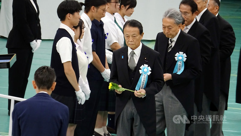 時值二戰終戰80週年,日本政府15日在日本武道館舉辦「全國戰歿者追悼式」,前首相麻生太郎(中)、鳩山由紀夫、岸田文雄等人獻花。中央社記者楊明珠東京攝 114年8月15日