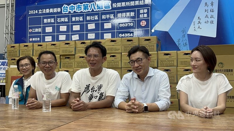 台灣民眾黨主席黃國昌(中)15日到台中參與車隊掃街,呼籲核三重啟公投投同意。結束車掃後,一行人到立法院副院長江啟臣(右2)服務處共同受訪。中央社記者趙麗妍攝 114年8月15日