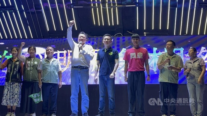 新竹罷免團體15日晚間辦開講活動，民進黨代理秘書長何博文（左4）出席，呼籲民眾汰除不適任的中國國民黨籍立法委員林思銘。左5為民進黨新竹縣黨部主任委員鄭朝方。中央社記者魯鋼駿攝 124年8月15日