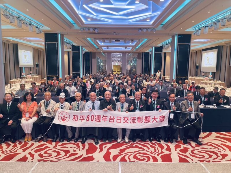高座之友會2日在台中舉辦紀念活動,日本台灣交流協會代表片山和之(前左7)到場與曾是少年工的前台中市議員何春樹(前左6)等人合影。(何敏豪提供)