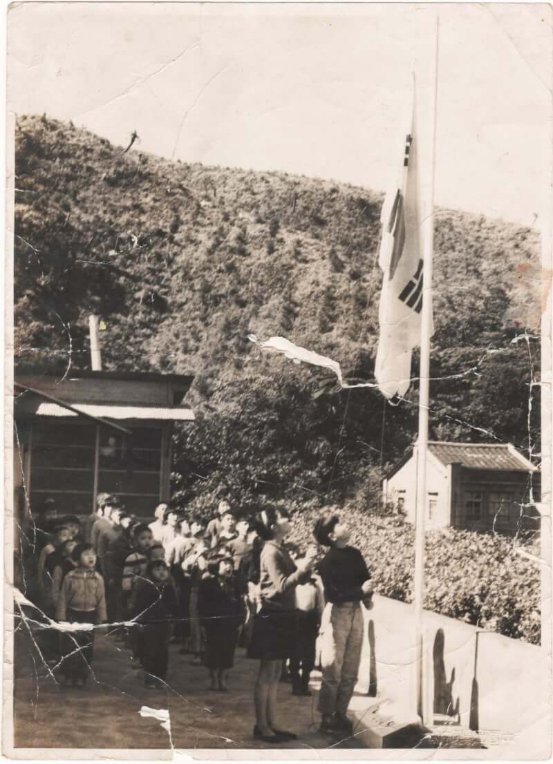 基隆勝利巷內、成立於1949年的韓僑小學現已廢校。圖為當年舉行升旗典禮。(任將達提供)中央社記者高華謙傳真 114年8月15日