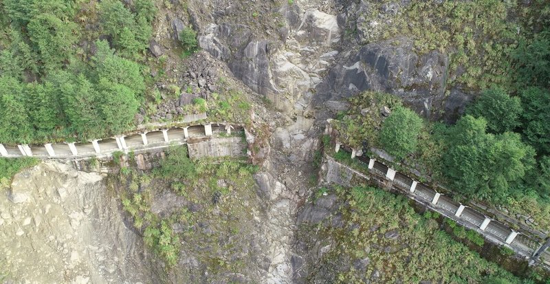 阿里山林鐵眠月線1號明隧道到2號隧道區間地質不穩,有土石崩落情況,暫停通行到9月30日。圖為損壞的眠月線1號明隧道。(林鐵及文資處提供)中央社記者蔡智明傳真 114年8月15日
