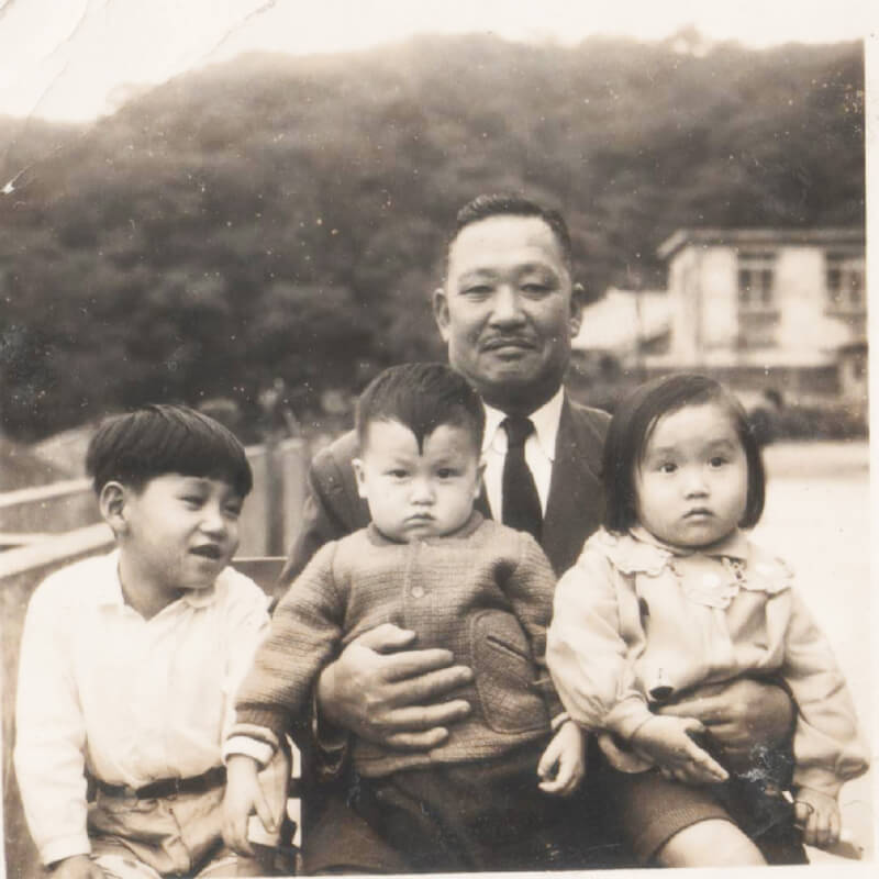 任斗旭(後排)與孩子們合影。(任將達提供)中央社記者高華謙傳真 114年8月15日