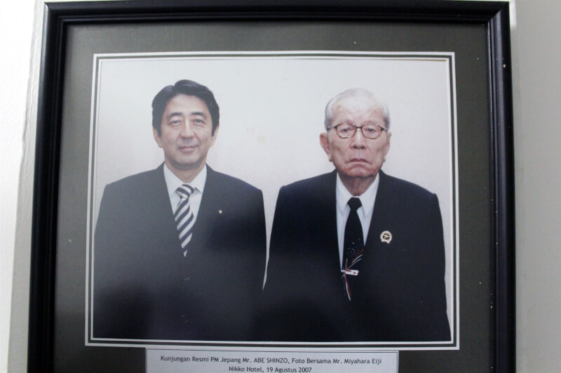 時任日本首相安倍晉三(左)與印尼建國英雄台裔日本兵宮原永治(李柏青)合影。(翻攝照片)