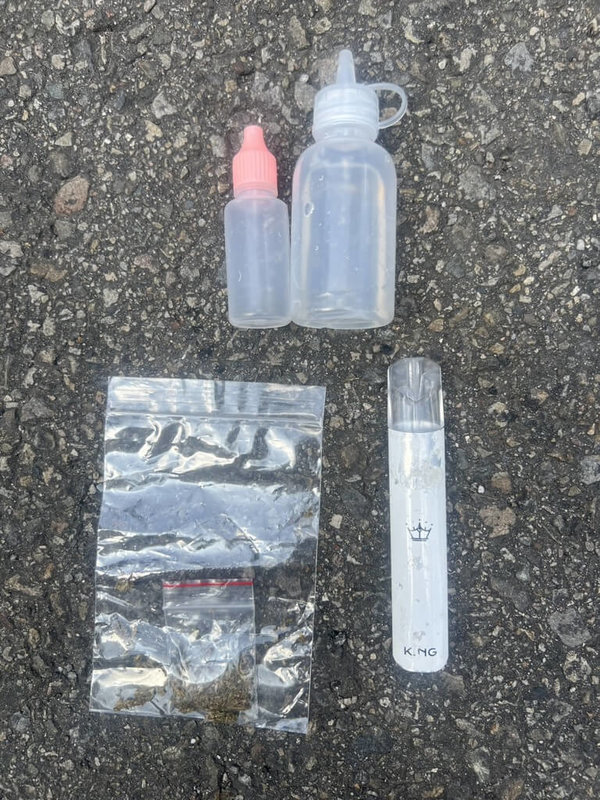 台中市50多歲李姓男子日前未戴安全帽且一路逆向違規,遇到巡邏員警,心虛沿路將持有的毒品丟棄,警方攔停後,在李男身上起獲電子煙、毒品等,依毒品危害防制條例、公共危險罪等罪嫌送辦。(民眾提供)中央社記者趙麗妍傳真 114年8月15日