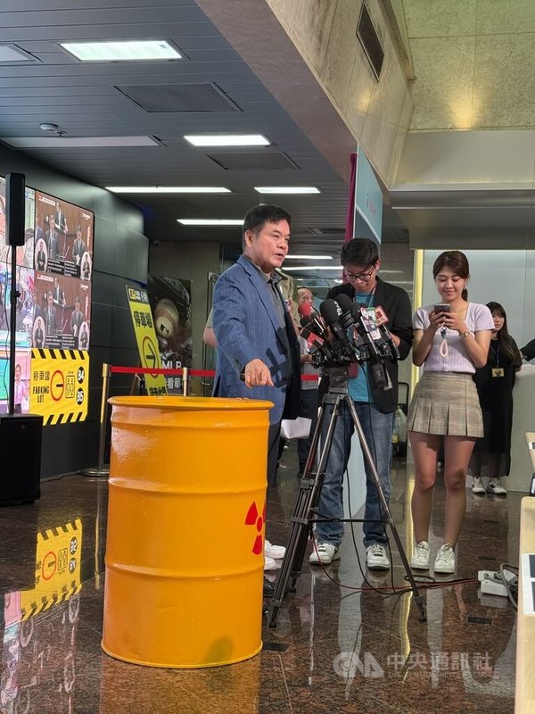核三延役公投反方代表人莊瑞雄(左),攜帶與蘭嶼核廢料桶等比例的黃色桶子到場,呼籲民眾做決定時需省思如何解決安全及核廢料問題。中央社記者吳家豪攝 114年8月15日