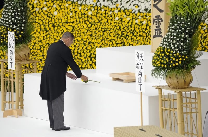 二戰終戰80週年,日本首相石破茂15日在「全國戰歿者追悼式」中獻花。(共同社)