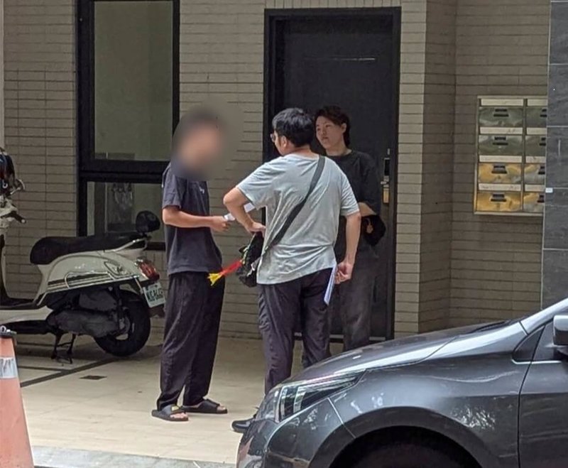 有立委15日質詢時提及有詐騙車手高調拍片說明犯罪過程，雲林縣西螺警分局日前已將涉案廖姓男子（左）通知到案，檢方並將依相關規定向法務部提報撤銷其假釋。（檢方提供） 中央社記者姜宜菁攝  114年8月15日