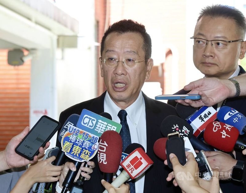 陸委會禁止曾任國防外交、國安人員參與中共九三閱兵相關活動。國防部長顧立雄（左）15日在立法院受訪表示，兩岸人民關係條例有約制少將以上人員赴陸，若超過管制期人員參加中共九三閱兵，國防部將依相關規定處置。中央社記者張皓安攝 114年8月15日