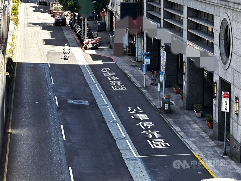台北市議員詹為元提及夏季高溫，但北市近2000座公車候車亭卻無遮蔽設施，民眾愈炎熱天氣只能擠陰影處，嘆等到很無奈。公運處回應將適時會勘評估設置。中央社記者劉建邦攝　114年8月16日