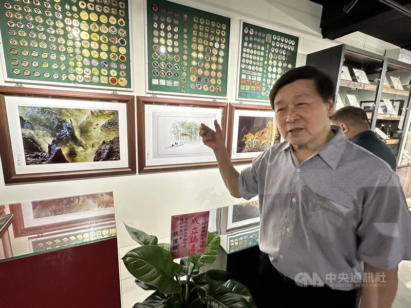彰化縣八卦山大佛風景協會邀攝影藝術家江村雄(右)策劃成立江村雄攝影美博館,16日開幕,館內展示江村雄作品,江村雄作也為眾人介紹在彰化花壇鄉拍攝作品「在山谷翱翔(在峽谷翱翔)」。中央社記者鄭維真攝 114年8月16日
