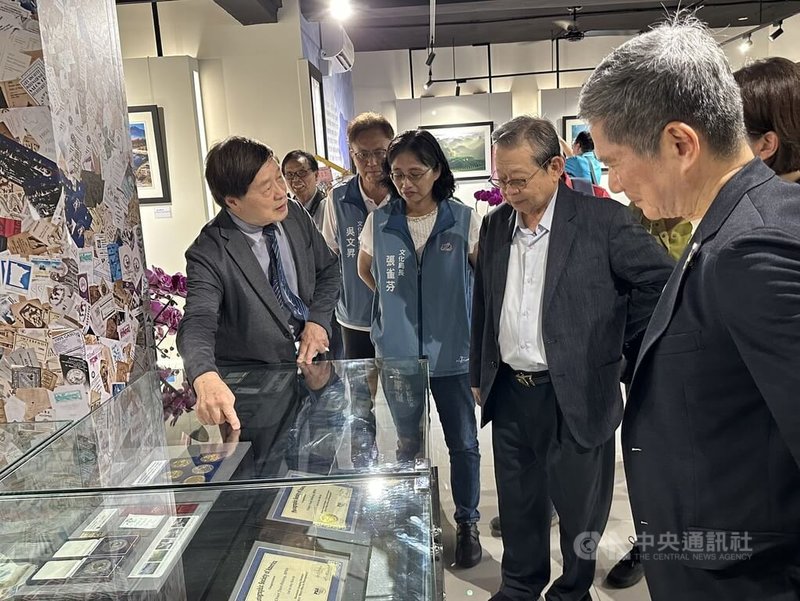江村雄攝影美博館16日在彰化大佛菩提苑開幕,投入攝影藝術領域超過60年的攝影家江村雄(左)出席,為中央通訊社董事長李永得(右)等導覽。中央社記者鄭維真攝 114年8月16日