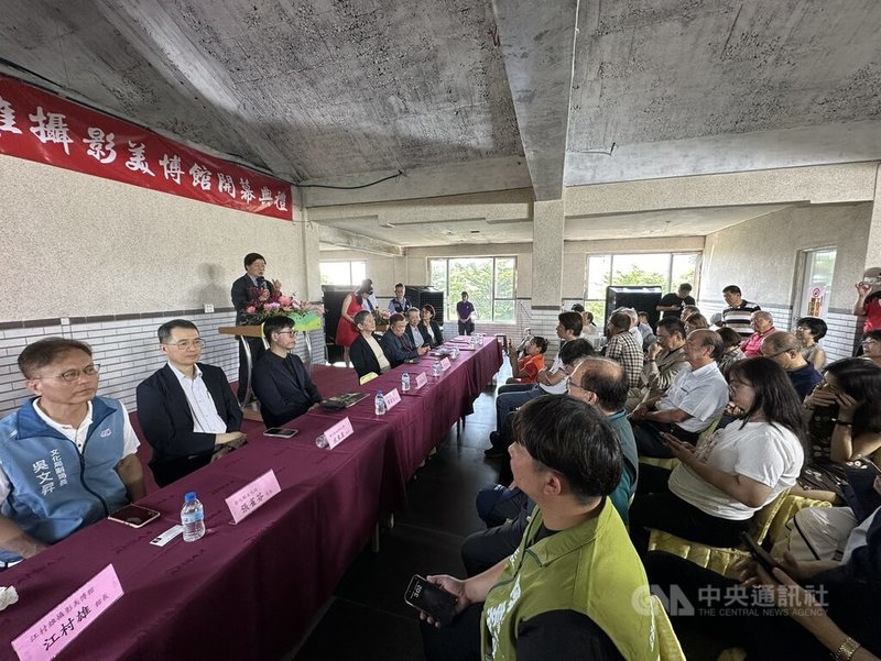 彰化縣八卦山大佛風景協會致力推動八卦山大佛宗教文化園區宗教、藝術及文化發展,邀攝影藝術家江村雄成立「江村雄攝影美博館」,16日舉辦開幕典禮。中央社記者鄭維真攝 114年8月16日