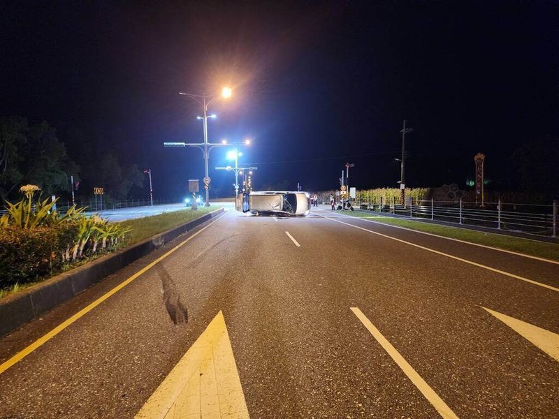 花蓮鍾姓男子15日晚間9時許開車行經光復鄉台9線，疑為閃避突然衝進車道內的貓，導致車輛失控撞到分隔島後翻覆，車內7人擦挫傷送醫，最小的傷患僅4歲，事故原因仍待警方釐清。（鳳林警分局提供）中央社記者張祈傳真 114年8月16日