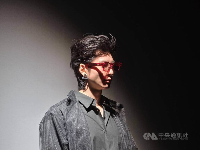 台灣品牌宏達電在14日推出首款AI智慧眼鏡VIVE Eagle，支援繁體中文操作，搭載AI助理，可啟動翻譯、搜尋、視覺辨識等功能，且100%台灣設計與製造。中央社記者江明晏攝 114年8月16日