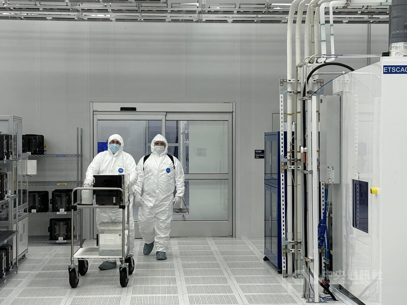 半導體晶圓大廠環球晶(GlobalWafers)美國廠房內員工工作情形。中央社記者劉千綾攝 114年8月15日