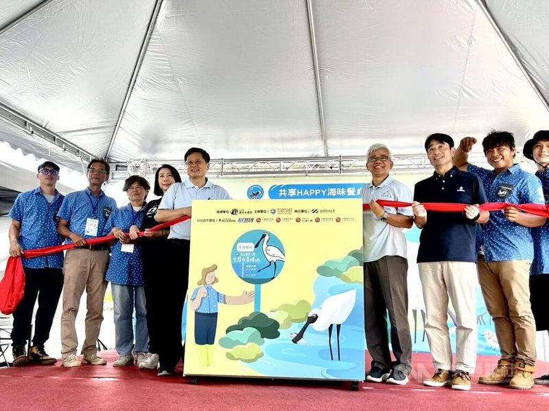 內政部國家公園署16日在台北圓山花博公園舉辦「台江生態友善黑琵牌商品展售活動」，協助七股受災漁民展售。中央社記者賴于榛攝影 114年8月16日