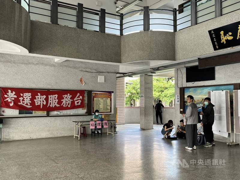 農業部為建立專業植物健康服務體系，訂定「植物診療師法」，盼通過國家考試選拔的專業植物診療師，首屆植物診療師考試16日登場，高雄考場不少考生第1節考完都認為考題不簡單。中央社記者林巧璉攝  114年8月16日
