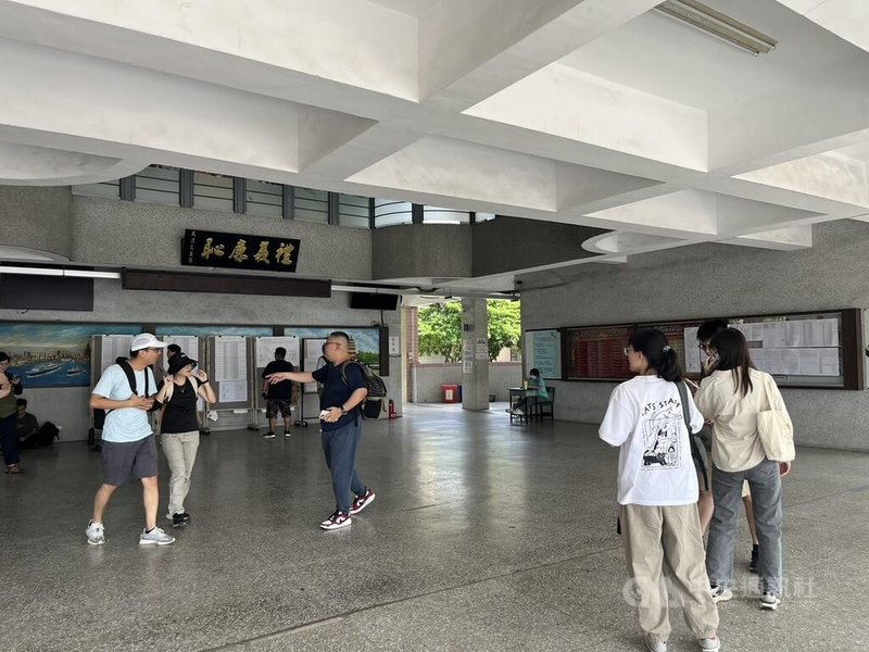 盼提升植物保護水準,強化植物防疫檢疫及高風險農藥使用管理等,首屆「植物診療師」考試16日在北中南3地同時舉行,高雄地區考場位在鳳山區的福誠高中。中央社記者林巧璉攝 114年8月16日