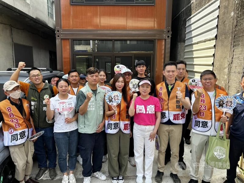 國民黨籍新竹縣立委林思銘罷免案23日將投票,民進黨新竹縣黨部主委鄭朝方(前右2)與罷團成員16日合體前往寶山鄉等地徒步行腳催票,籲鄉親票投同意罷免。中央社記者郭宣彣攝 114年8月16日