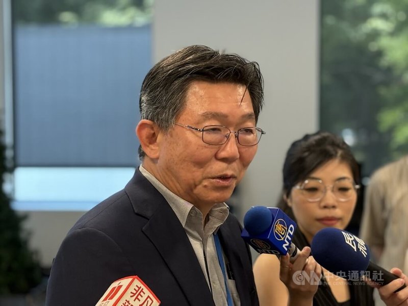 美國總統川普近期再喊半導體晶片關稅「可能200%、300%」,化合物半導體廠英特磊IET-KY董事長高永中(前)16日受訪時表示,美國政策未定,目前半導體是免稅,產品若是國防需要,美國總統川普應會想辦法免稅。中央社記者劉千綾攝 114年8月16日