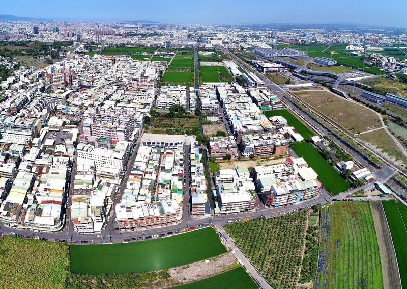 高市府為配合國道7號即將動工，同步推動沿線地區都市計畫通盤檢討，目前已完成「大寮第4次通盤檢討」草案，9月5日將於大寮區公所舉辦2場說明會。圖為大寮捷運機廠周邊。（高雄市都發局提供）中央社記者林巧璉傳真　114年8月16日