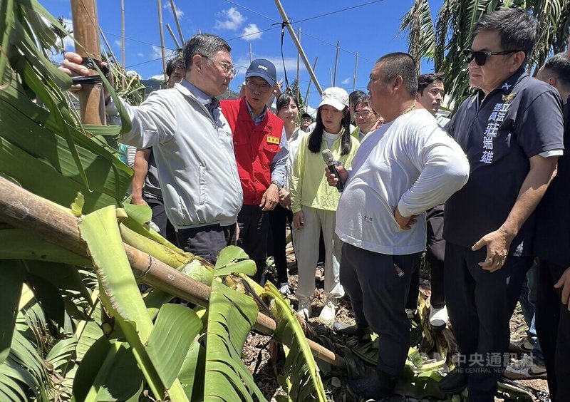 行政院長卓榮泰(左)16日南下台東關心當地農業災損,在農業部長陳駿季(左2)等人陪同下實地前往香蕉園了解受災情況,聽取農民心聲。中央社記者盧太城台東攝 114年8月16日
