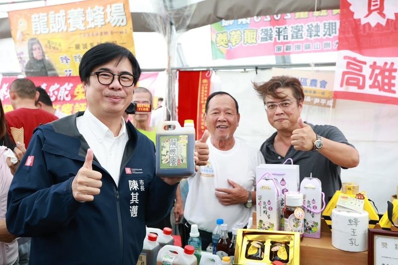 2025高雄大崗山龍眼蜂蜜文化節16日熱鬧登場，市長陳其邁（左）上午出席共襄盛舉，向民眾推薦大崗山野生龍眼林蜂蜜，歡迎多加選購。（高雄市政府提供）中央社記者洪學廣傳真  114年8月16日
