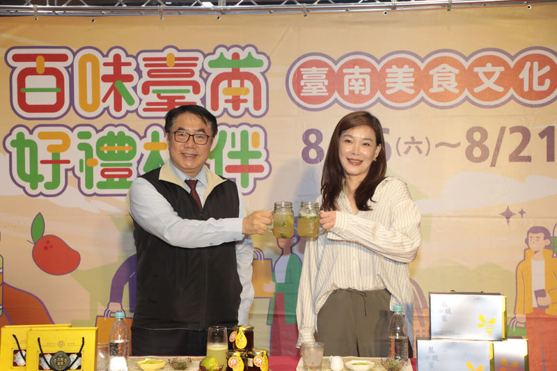 「百味台南．好禮相伴」台南美食文化節活動16日在桃園市台茂購物中心登場，台南市長黃偉哲（左）也特別北上，向民眾促銷台南美味好禮。（台南市政府提供）中央社記者張榮祥台南傳真  114年8月16日