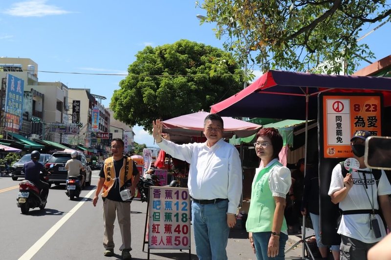 民進黨代理秘書長何博文（白衣者）與同黨立委陳素月（淺綠背心者）16日與罷團志工一起走入南投當地市場，呼籲民眾23日票投同意罷免。（罷團提供）中央社記者鄭維真傳真 114年8月16日