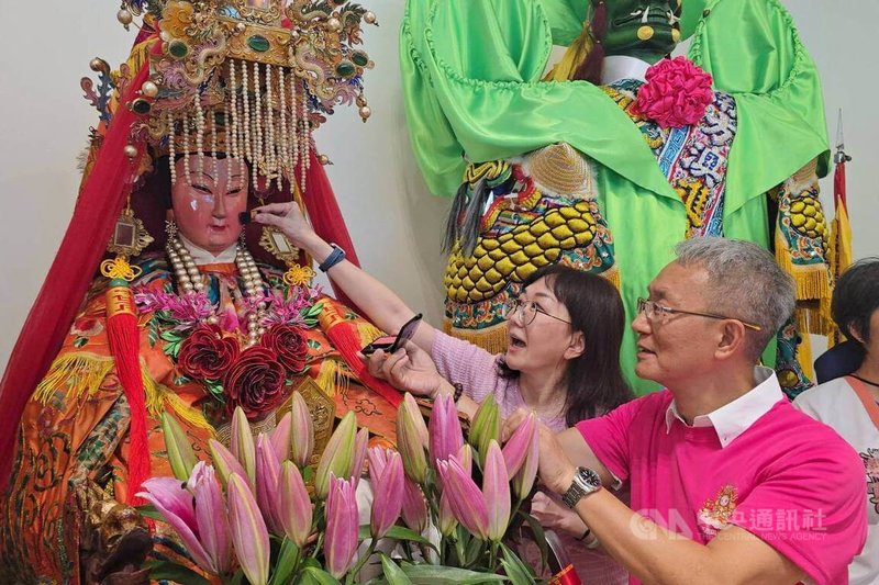 被暱稱為「林小姐」的主祀宮廟南方澳進安宮媽祖16日現身宜蘭新月廣場舉行「點妝見客」儀式,由宜蘭縣代理縣長林茂盛(前右)等人代表獻上化妝品,為媽祖點妝。中央社記者沈如峰宜蘭縣攝 114年8月16日