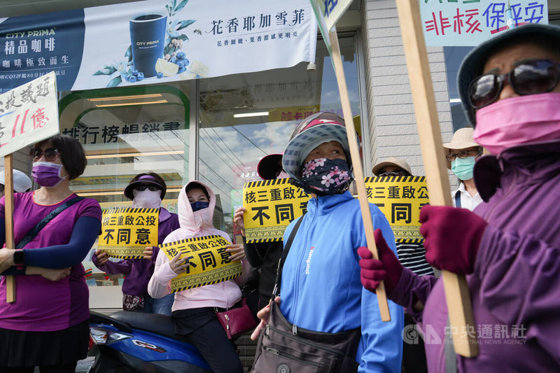 核三重啟公投將投票,民主進步黨籍屏東縣議員洪明江16日在潮州鎮街頭宣講,呼籲票投「不同意」。中央社記者黃郁菁攝 114年8月16日