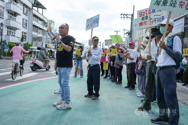 民主進步黨籍屏東縣議員洪明江(前左)16日號召群眾走上潮州鎮街頭傳達反核理念表示,核三重啟公投將投票,要讓潮州鎮民知道公投對屏東人重要性,呼籲票投「不同意」。中央社記者黃郁菁攝 114年8月16日
