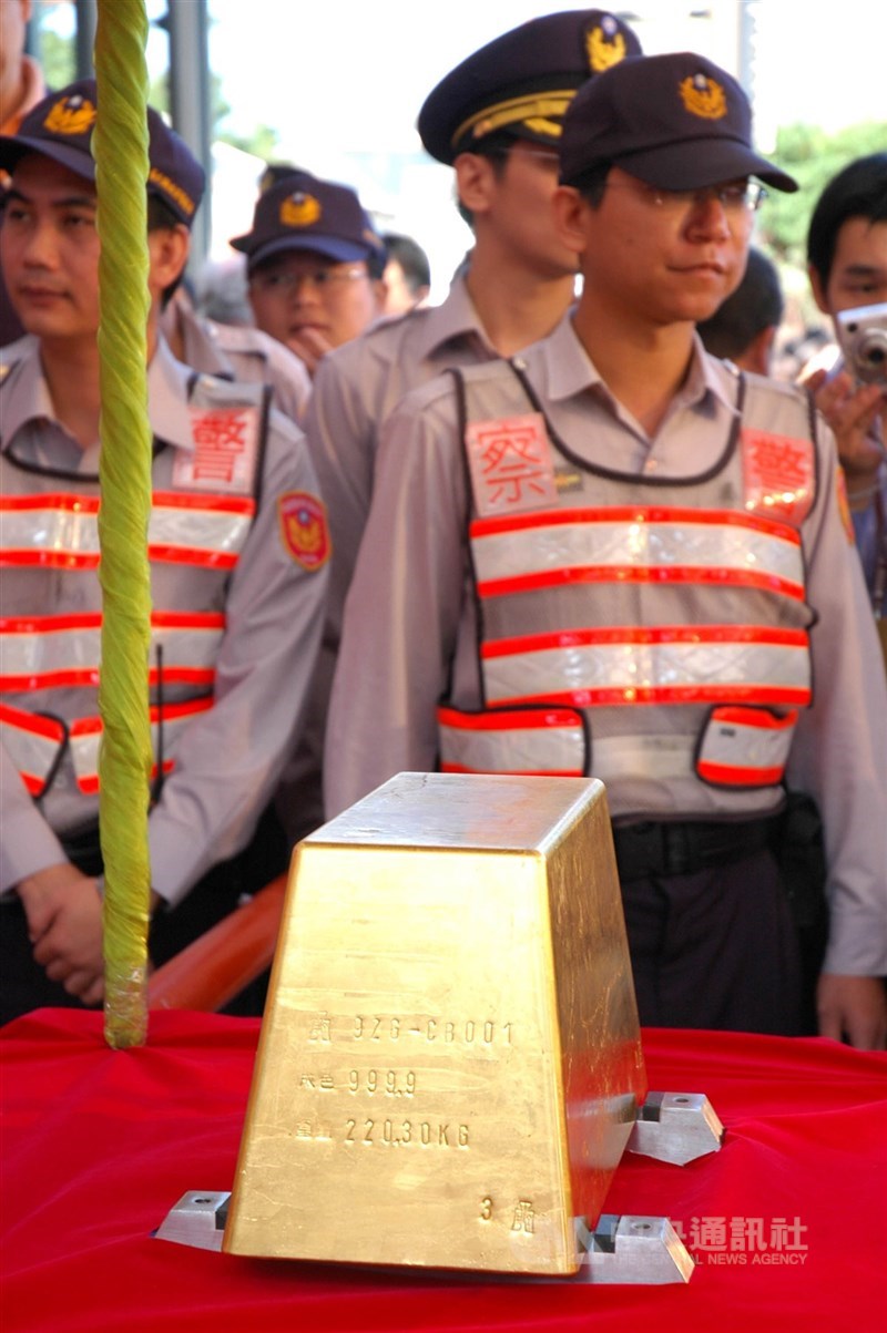 黃金博物館大黃金磚於開館營運亮相時,為防意外,警方加派人力戒備。(中央社檔案照片)