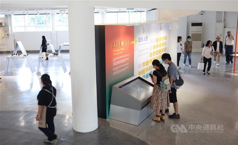 圖為工藝遶境展展示生成式AI技術增添展覽多樣性。(中央社檔案照片)