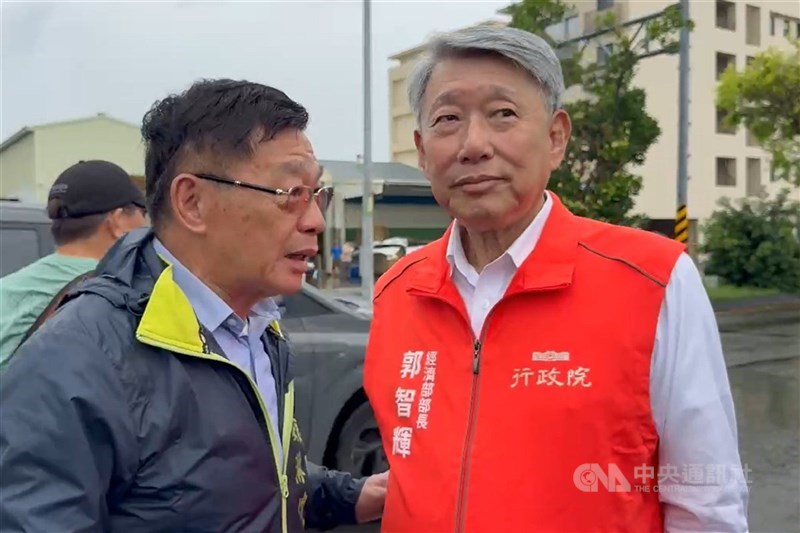 圖為經濟部長郭智輝(右)4日陪同行政院長卓榮泰到柳營區勘災。(中央社檔案照片)