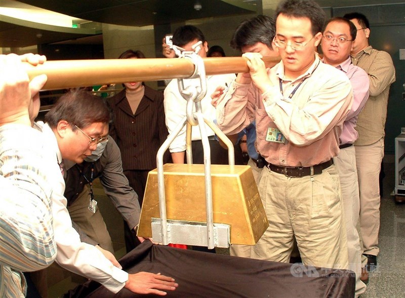 黃金博物館大金磚2004年10月28日首度亮相,是中央造幣廠以真空鑄造法鑄造。重達220.3公斤,需要8名大漢才抬得動。(中央社檔案照片)
