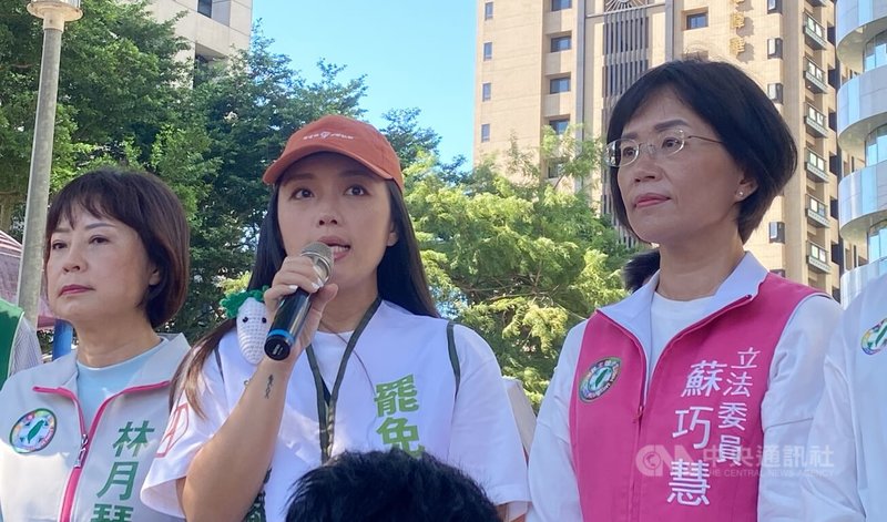 罷免中國國民黨籍立法委員羅明才公民團體發言人琪琪(前中)16日在新北市新店區市場,與民進黨新北市黨部主委蘇巧慧(右)、民進黨立委林月琴(左)等,一起掃街。中央社記者黃旭昇新北攝 114年8月16日