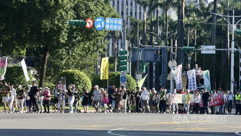 長年反對使用核能的台灣環保聯盟16日與多個本土社團、政黨在台北發起遊行活動,呼籲民眾23日出門針對核三重啟公投投下不同意票,遊行隊伍在路上延伸成長長人龍。中央社記者張皓安攝 114年8月16日