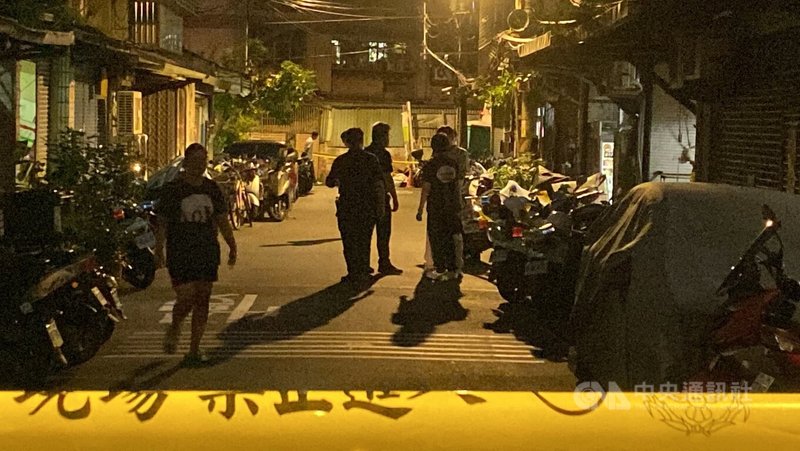新北市土城區延吉街一對母子16日在家發生爭吵後，驚傳兒子疑持刀砍傷母親，警方到場後拉起封鎖線進行鑑識調查。中央社記者黃旭昇新北市攝  114年8月16日