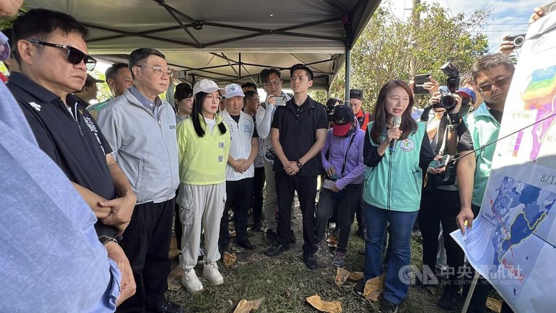 行政院長卓榮泰(左2)16日親自前往台東縣關心農業災損情形,聽取簡報了解相關資訊,並指示農損從寬認定,免勘項目若有必要還可再調整。中央社記者盧太城台東攝 114年8月16日