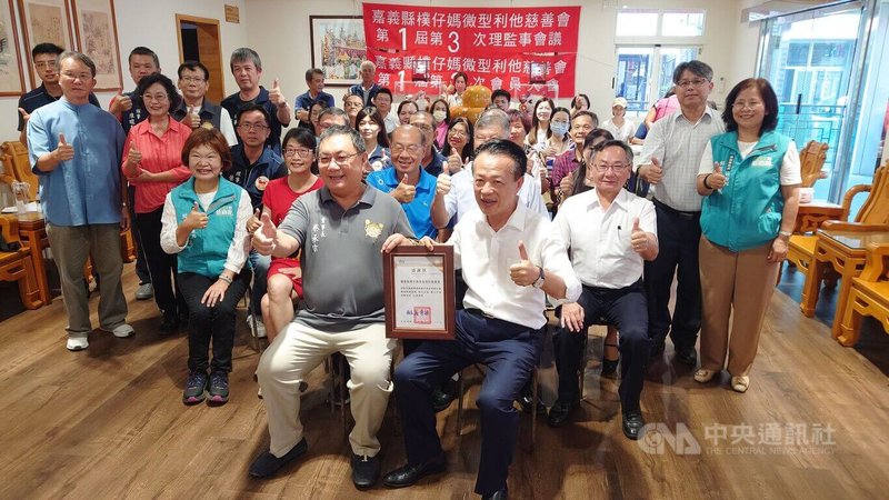 樸仔媽微型利他慈善會捐助嘉義縣弱勢家庭微型保險,嘉義縣長翁章梁(前排右)16日致贈感謝狀,由朴子配天宮董事長、樸仔媽微型利他慈善會理事長蔡承宗(前排左)代表接受。中央社記者蔡智明攝 114年8月16日