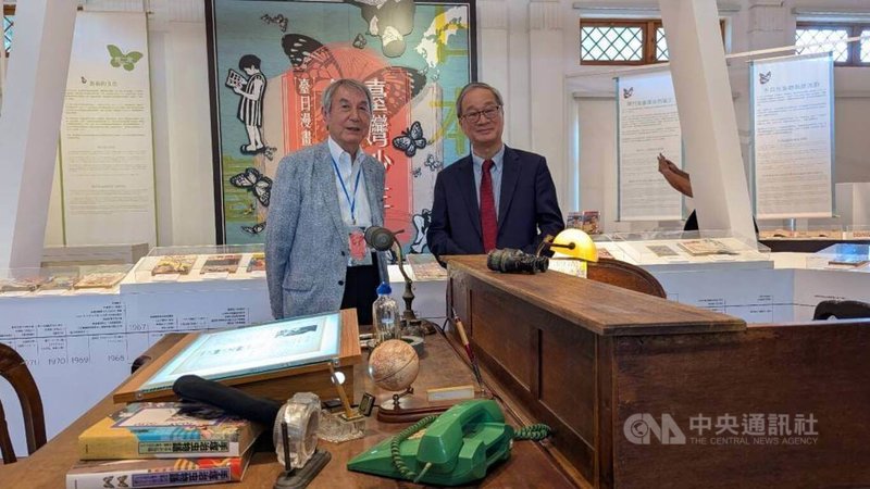 「台灣少年與日本少年–台日漫畫．百年邂逅」國際交流展呈現台日漫畫文化發展，15日起在台中國家漫畫博物館東側園區盛大開展，文化部長李遠（右）與株式會社手塚製作社長松谷孝征（左）16日共同觀展。中央社記者王寶兒攝  114年8月16日