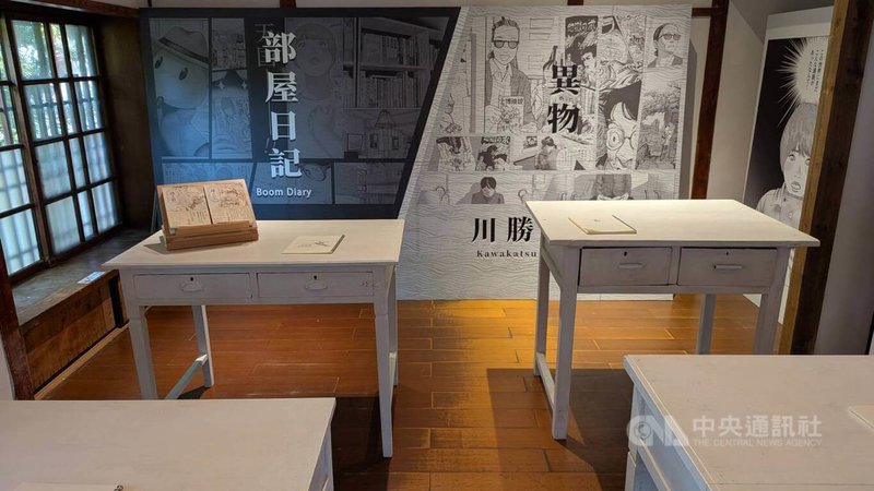 「台灣少年與日本少年—台日漫畫.百年邂逅」展16日在國家漫畫博物館東側基地開幕,展區規畫「閱讀部屋」,陳列台日漫畫家高妍、川勝德重作品,2人分別以「部屋日記」與「異物」回溯踏入漫畫創作的歷程。中央社記者王寶兒攝 114年8月16日