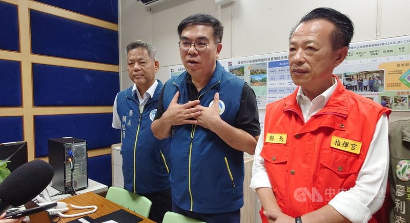 環境部成立災後復原南部辦公室,借嘉義縣環保局場域辦公,環境部長彭啓明(中)16日出席揭牌並表示,從災害發生到現在,他每週都會來嘉義,特別關注光電場復原及清除工作。右為嘉義縣長翁章梁。中央社記者蔡智明攝 114年8月16日