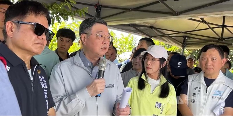 颱風經常造成電力受損，行政院長卓榮泰 （左2）16日到台東視察颱風楊柳災損時表示，要立即啟動全國電纜地下化先期評估，適合的地區將分年逐步進行。中央社記者盧太城台東攝 114年8月16日